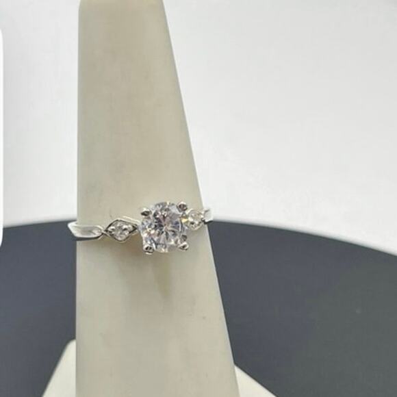 Designer Solitaire CZ Sterling Silver Sz 7 makers mark 2 grams Engagement Ring - Picture 1 of 9